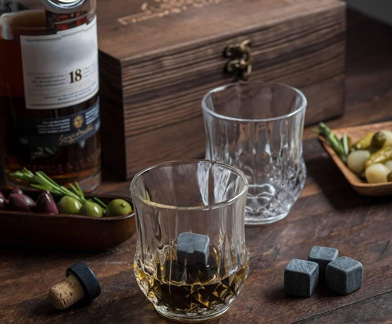 Ekskluzywne szklanki do whisky z kamieniami chłodzącymi