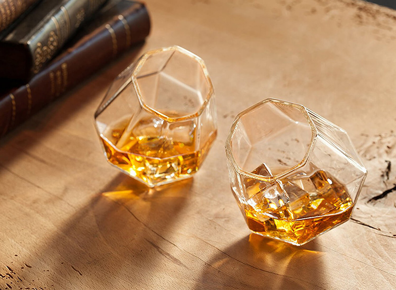 Bujające się szklanki do whisky
